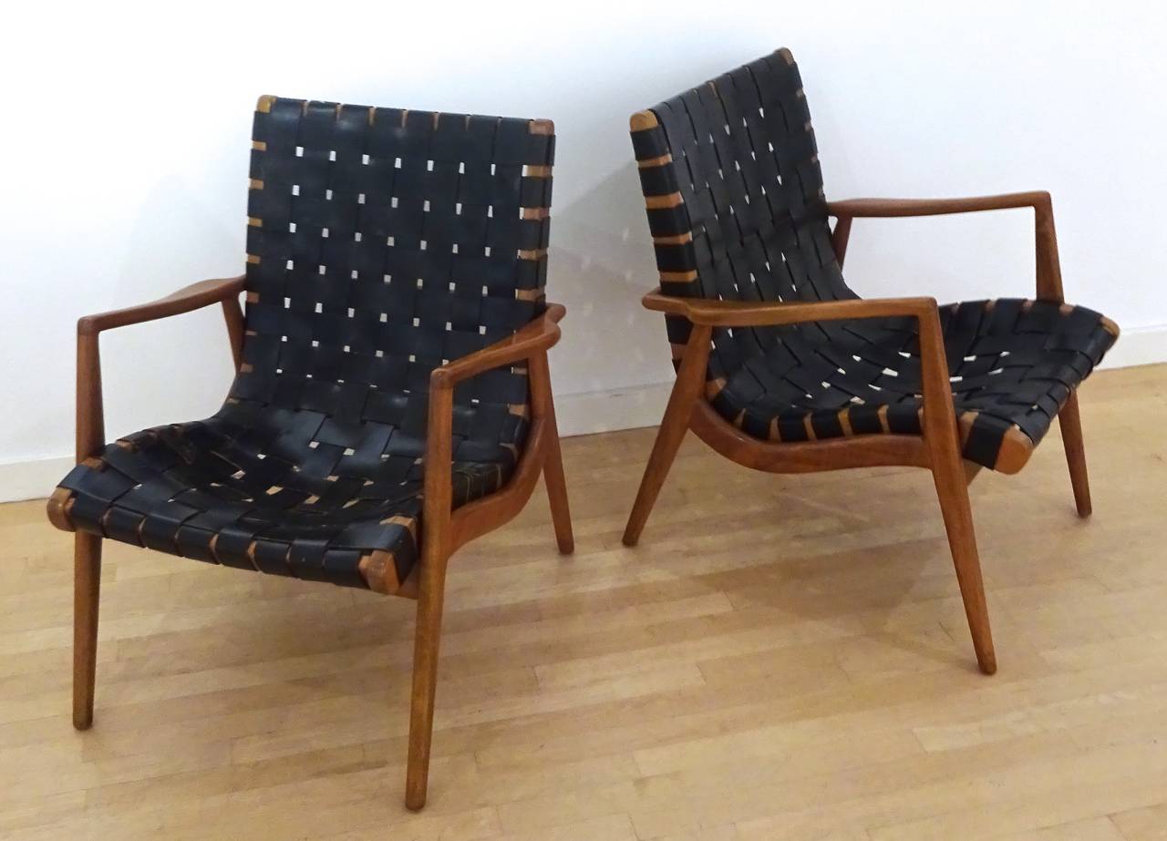 Sculptural pair of 1950s Mel Smilow walnut and leather lounge chairs.