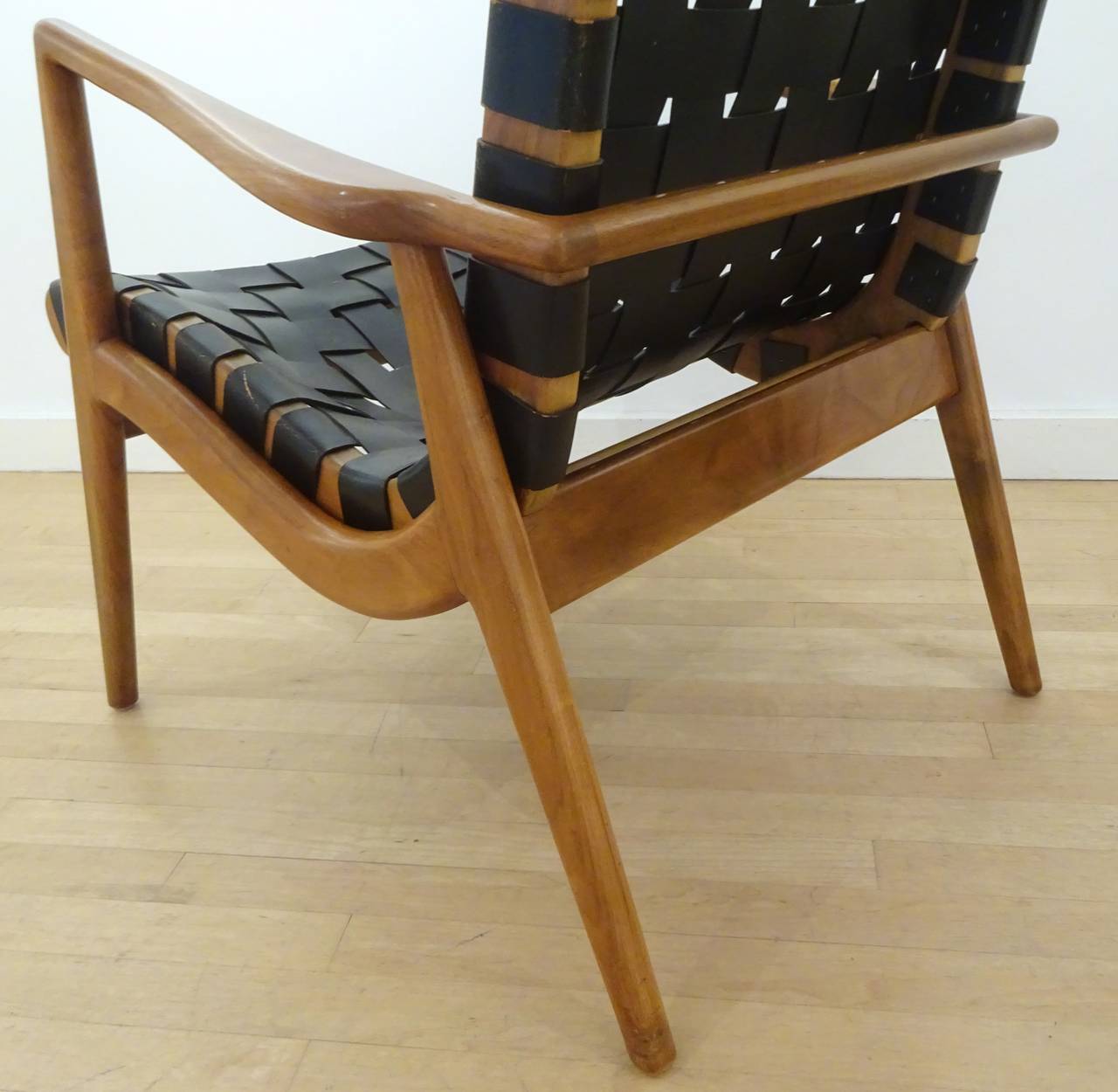 Sculptural Pair of 1950s Mel Smilow Walnut and Leather Lounge Chairs For Sale 1