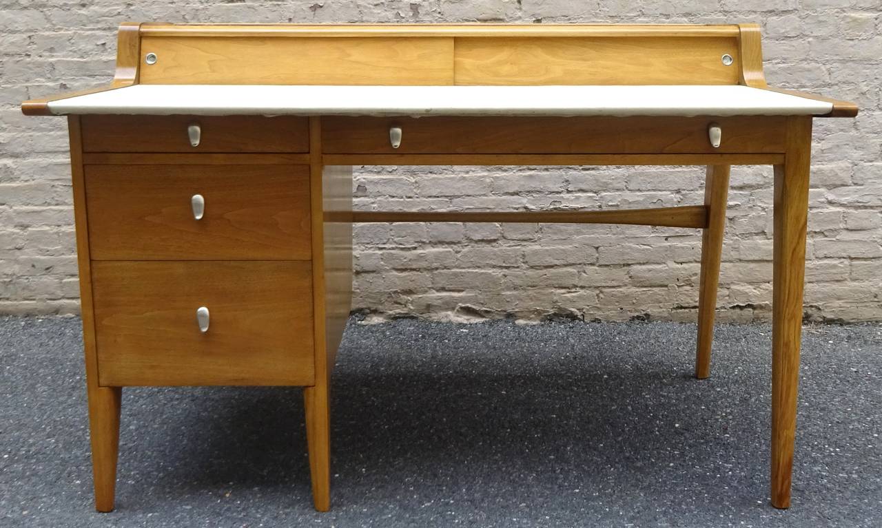 Sculptural 1950s American Modernist Bleached Walnut Desk In Excellent Condition For Sale In Washington, DC