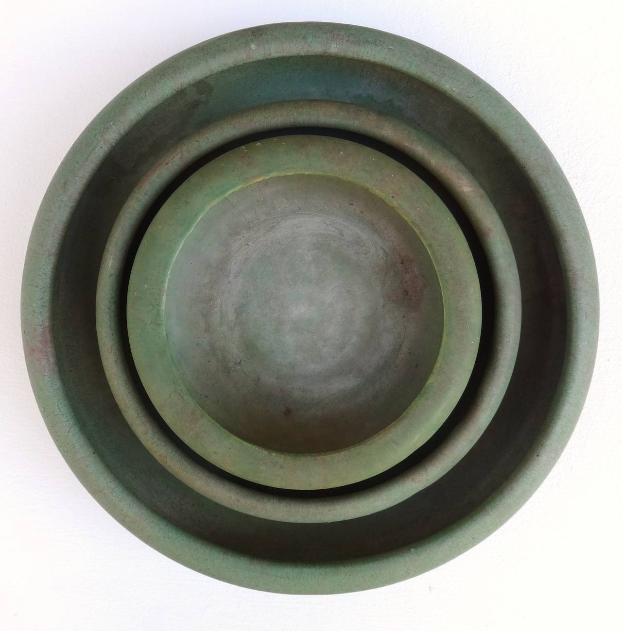 Set of Three Arts and Crafts Matte Green Pottery Stacking Bowls, circa 1915 In Excellent Condition In Washington, DC