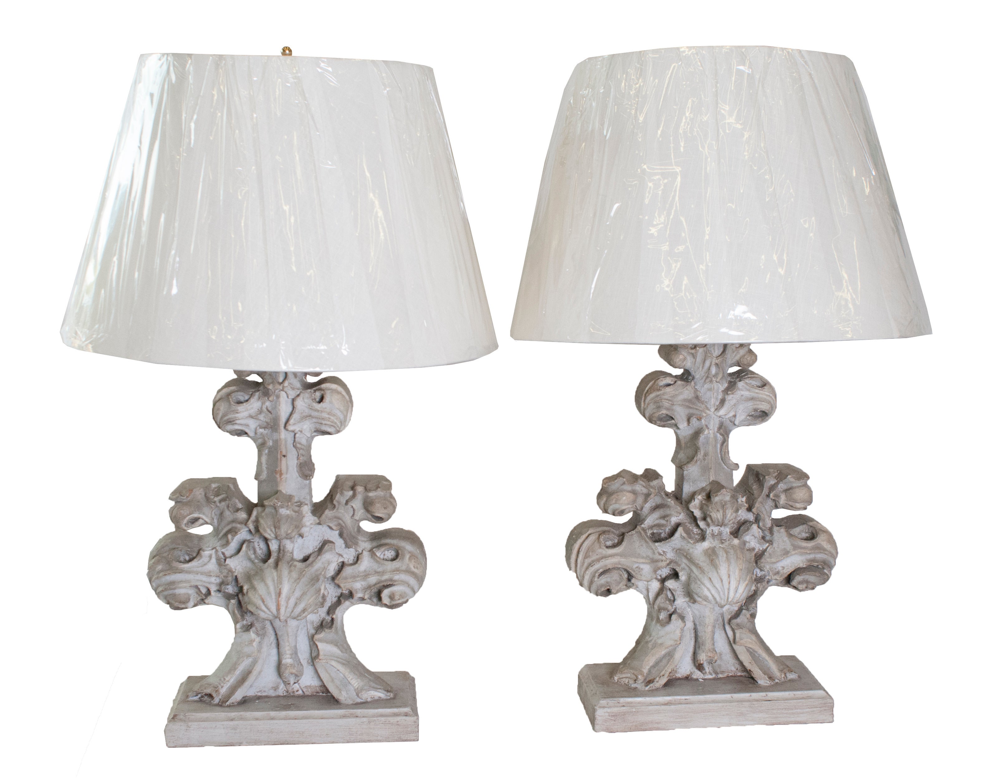 Paire de lampes de table à base d'élément architectural en bois sculpté peint en gris en vente