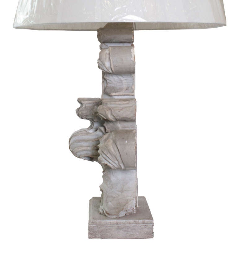 Provincial français Paire de lampes de table à base d'élément architectural en bois sculpté peint en gris en vente