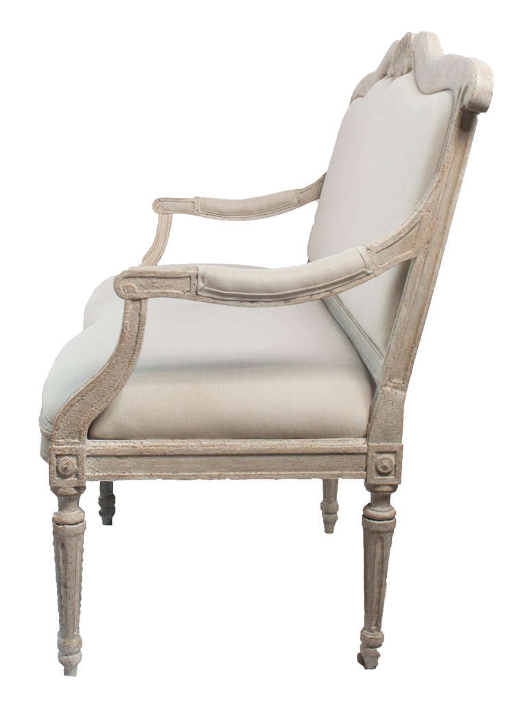 Cream Painted Italian Settee with Carved Wood Shell Decoration Back In Good Condition In Washington, DC