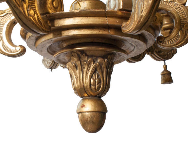 Francese Lampadario a sei bracci in legno intagliato dorato in vendita