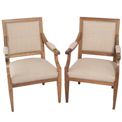 Coppia di Fauteuil in noce chiaro con schienale quadrato in stile Luigi XVI recuperati in rafia
