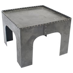 Kleiner quadratischer industrieller Couchtisch aus Metall