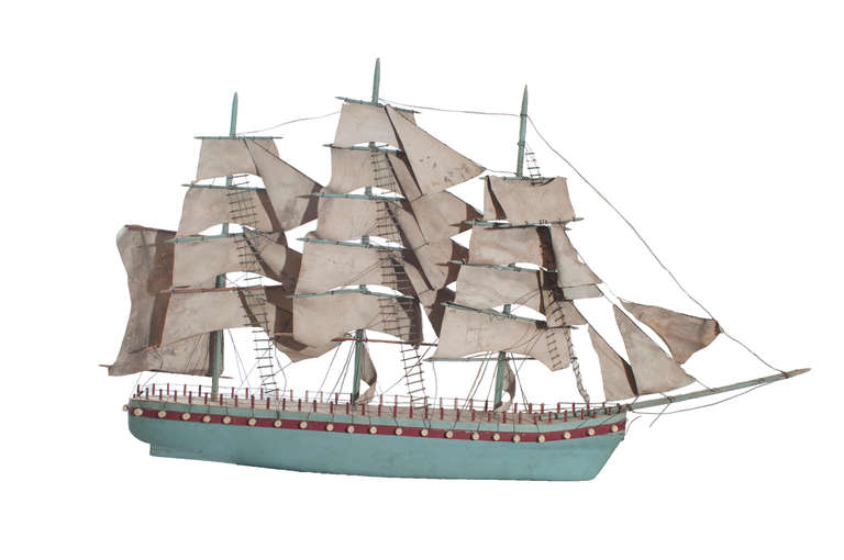 Français Modèle de bateau à voile peint en bleu