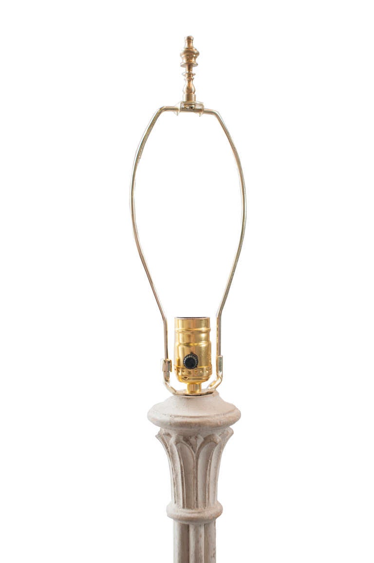 Hellgrau lackierte Stehlampe (Französische Provence) im Angebot