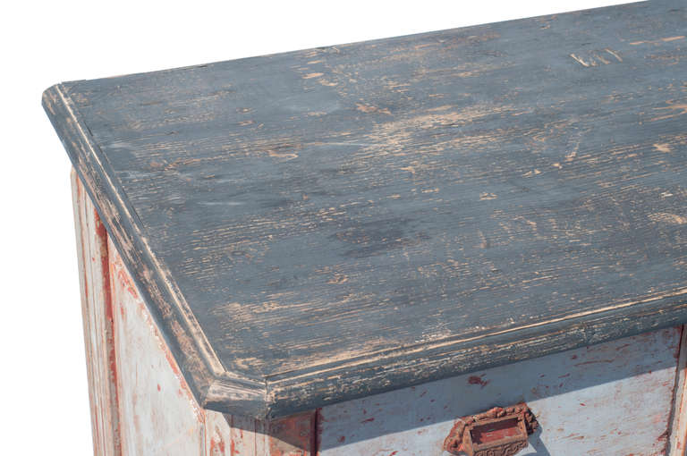Arcón de nueve cajones pintado en rojo y gris siglo XIX en venta