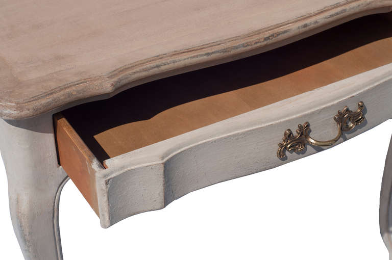 Paire de tables basses de style Louis XV avec un seul tiroir.