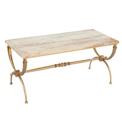 Tavolino con base in ottone e piano in onice nello stile della Maison Jansen