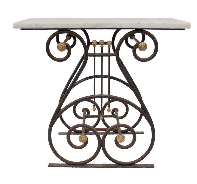 Ein Directoire-Marmorbacktisch mit Bronze- und Gusseisensockel.  Original oben.
