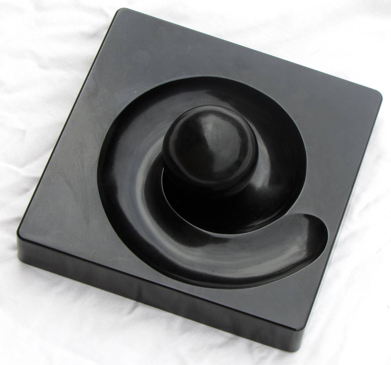 Black plastic ashtray with ball called "Spyros" designed by Elenore Peduzzi Riva for Artemide