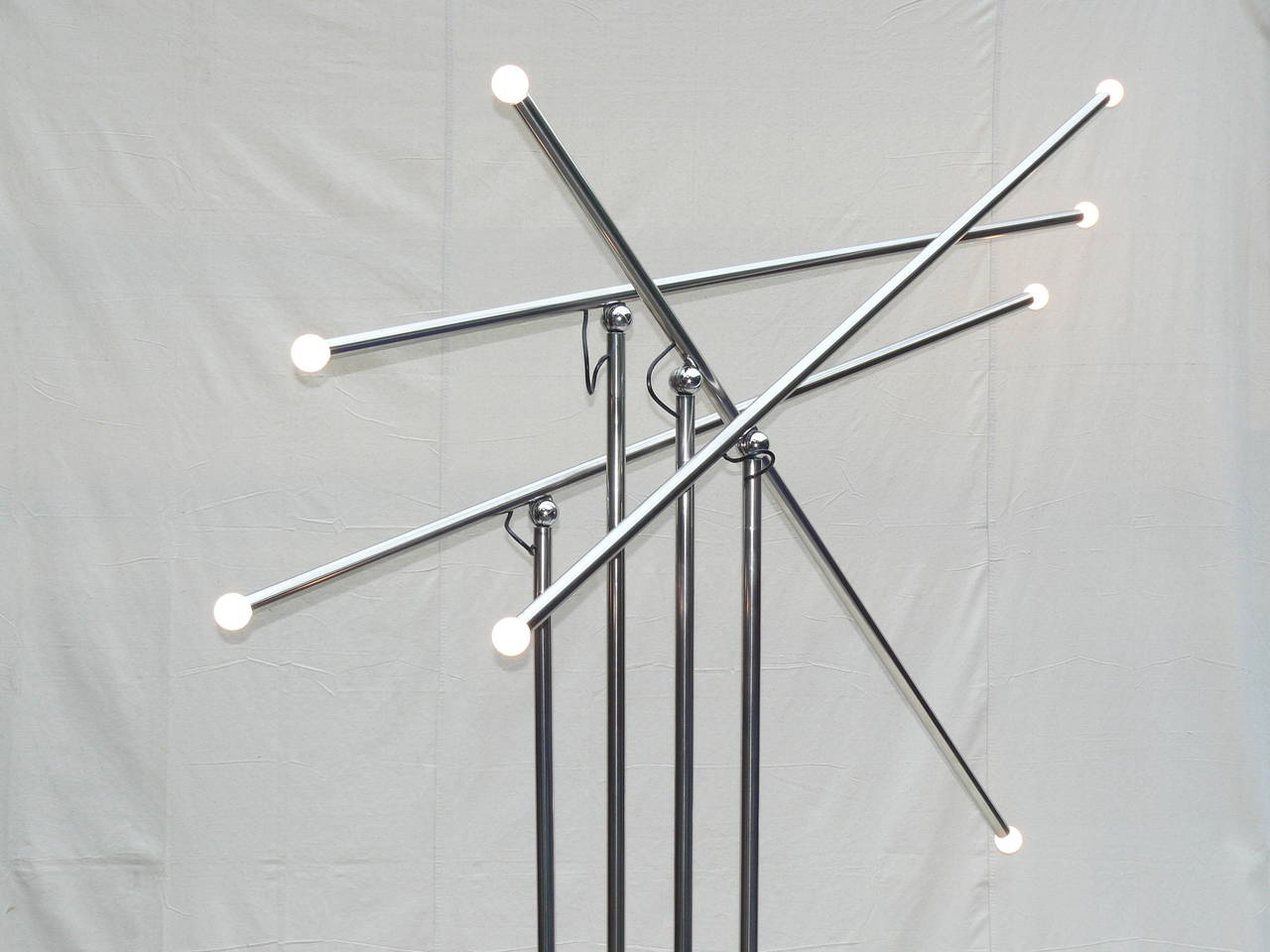 Rare 1960s Arteluce Giraffe floor lamp. Large-scale monumental floor lamp comprised of four articulated swiveling arms that have a bulb on the end of each arm. Dual floor switches control the bulb on one end of the arms. A very nice early example of