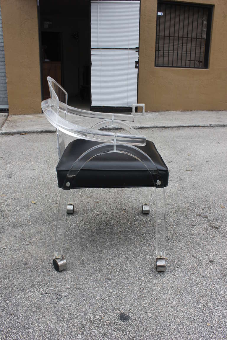 Mid Century Modern Lucite Table and 4 Lucite Chairs Set In Good Condition In Hialeah, FL