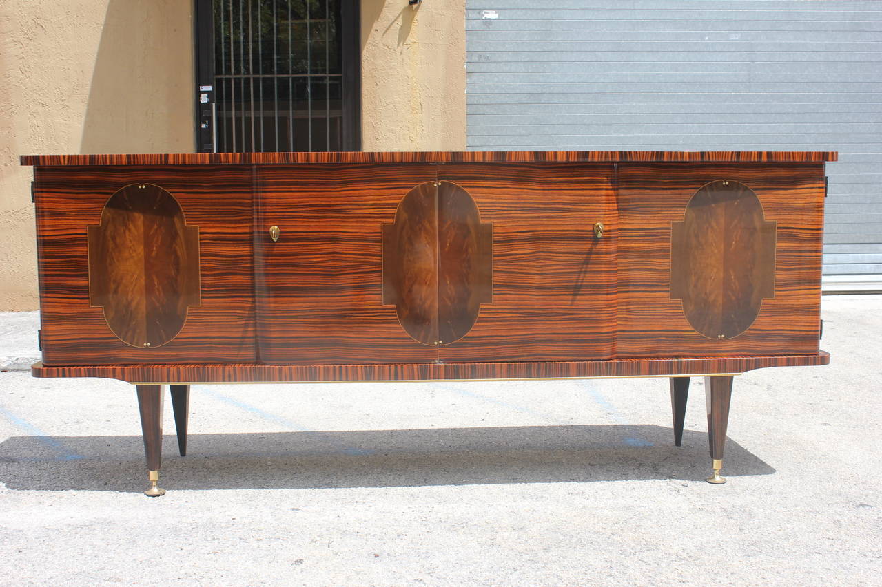 A French Art Deco exotic Macassar ebony sideboard or buffet, circa 1940s. Interior finished in lemonwood. All keys present.