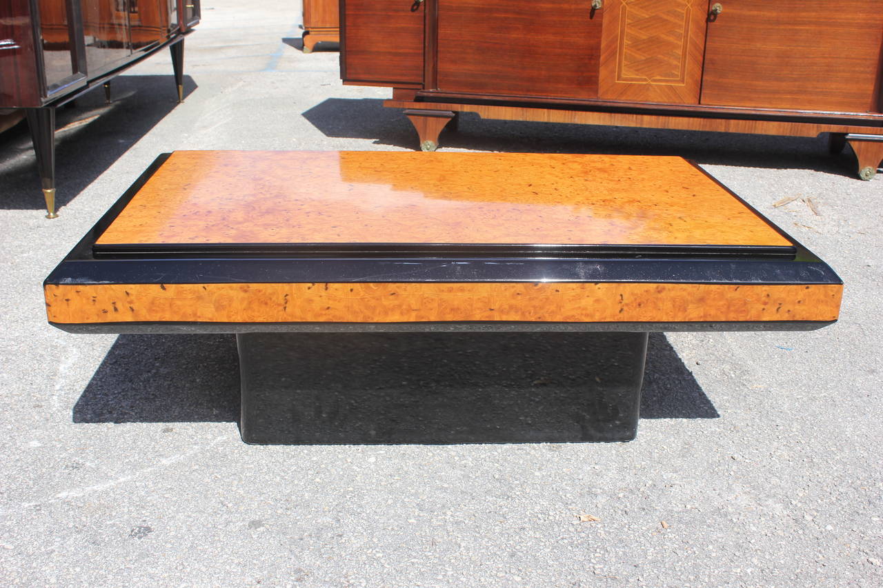 French Art Deco Burl and Black Lacquered Coffee or Cocktail Table, circa 1940s In Excellent Condition In Hialeah, FL