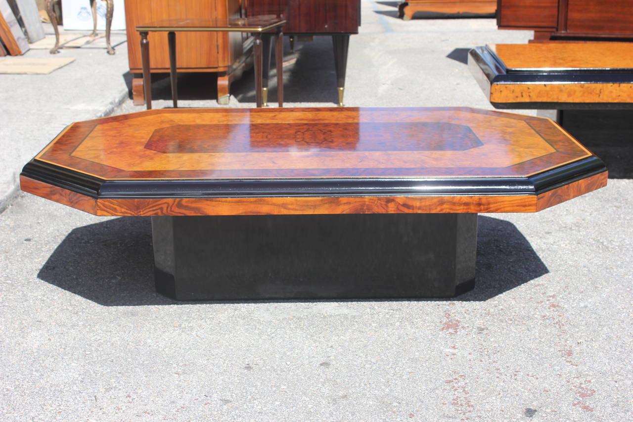 French Art Deco Burl and Black Lacquered Coffee or Cocktail Table, circa 1940s In Excellent Condition In Hialeah, FL