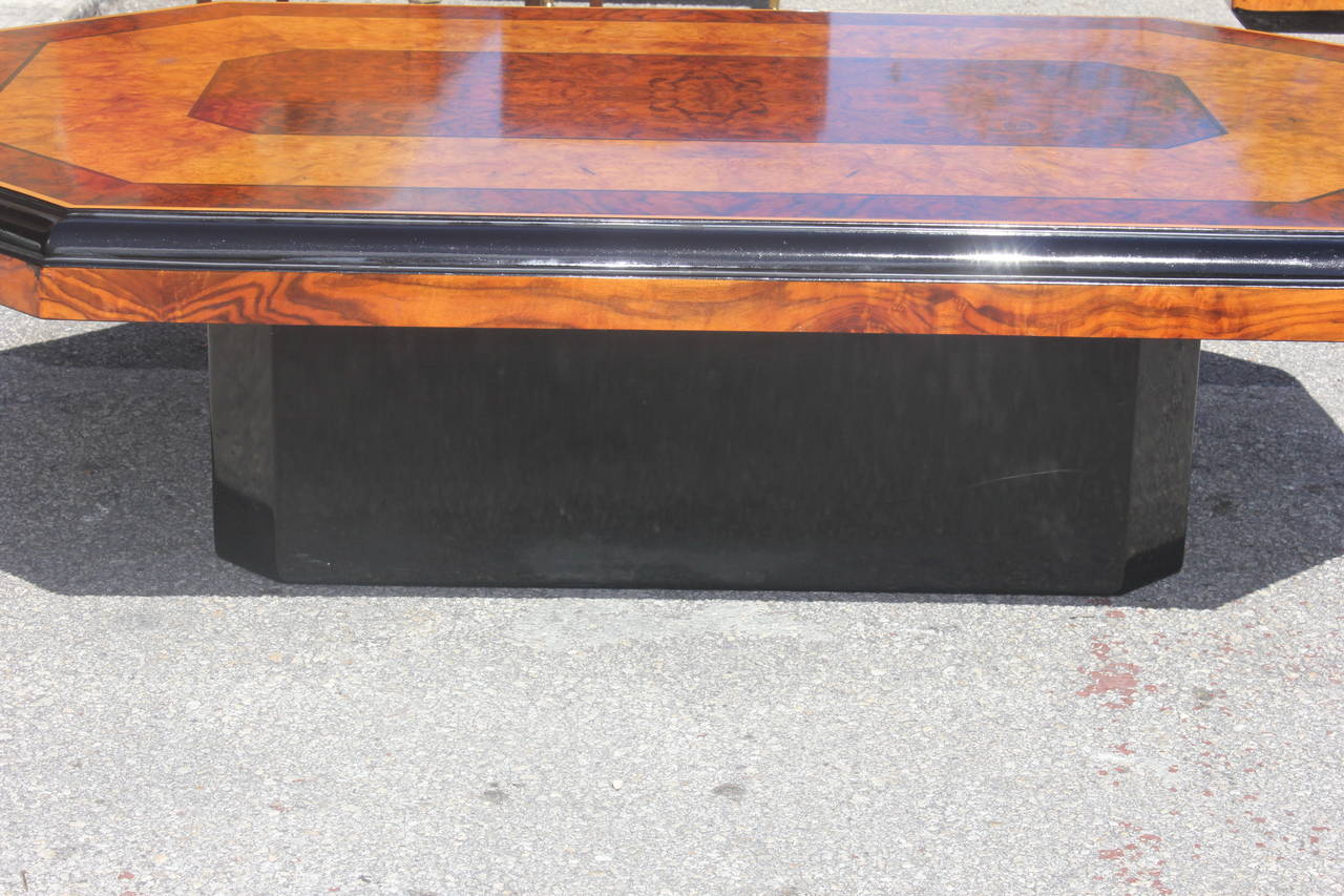 Mid-20th Century French Art Deco Burl and Black Lacquered Coffee or Cocktail Table, circa 1940s