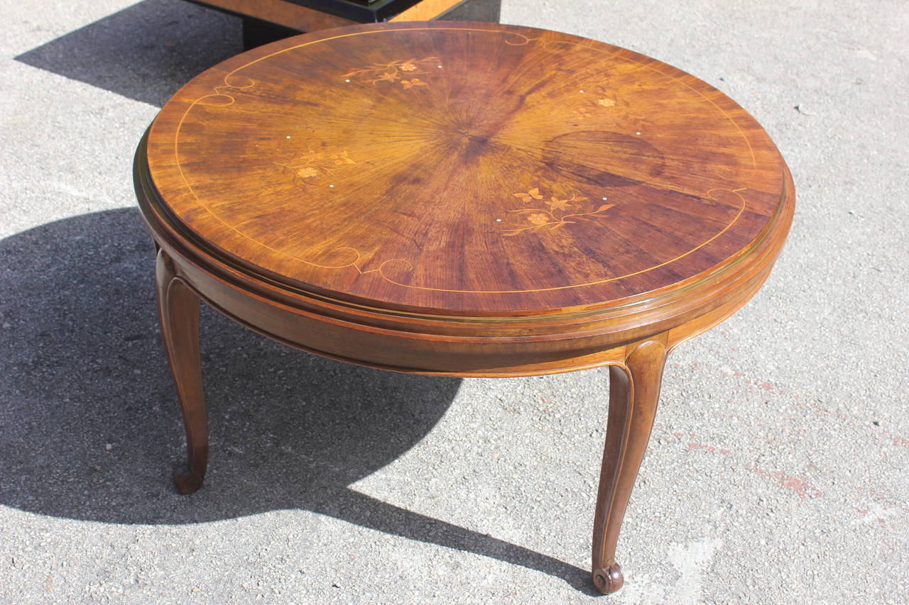 A French Art Deco round Jules Leleu style palisander coffee or cocktail table, circa 1940s. Mother-of-pearl detail, floral inlay.