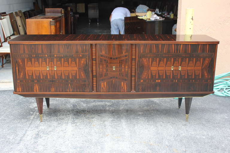 A fantastic French Art Deco exotic Macassar ebony buffet or sideboard, circa 1940s. Interior finished in lemonwood. Center bar area.