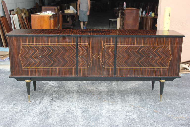 A French Art Deco or Art Moderne Exotic Macassar Ebony Buffet/ Sideboard, circa 1940s. Zigzag pattern, finished interior, all keys present, excellent condition.