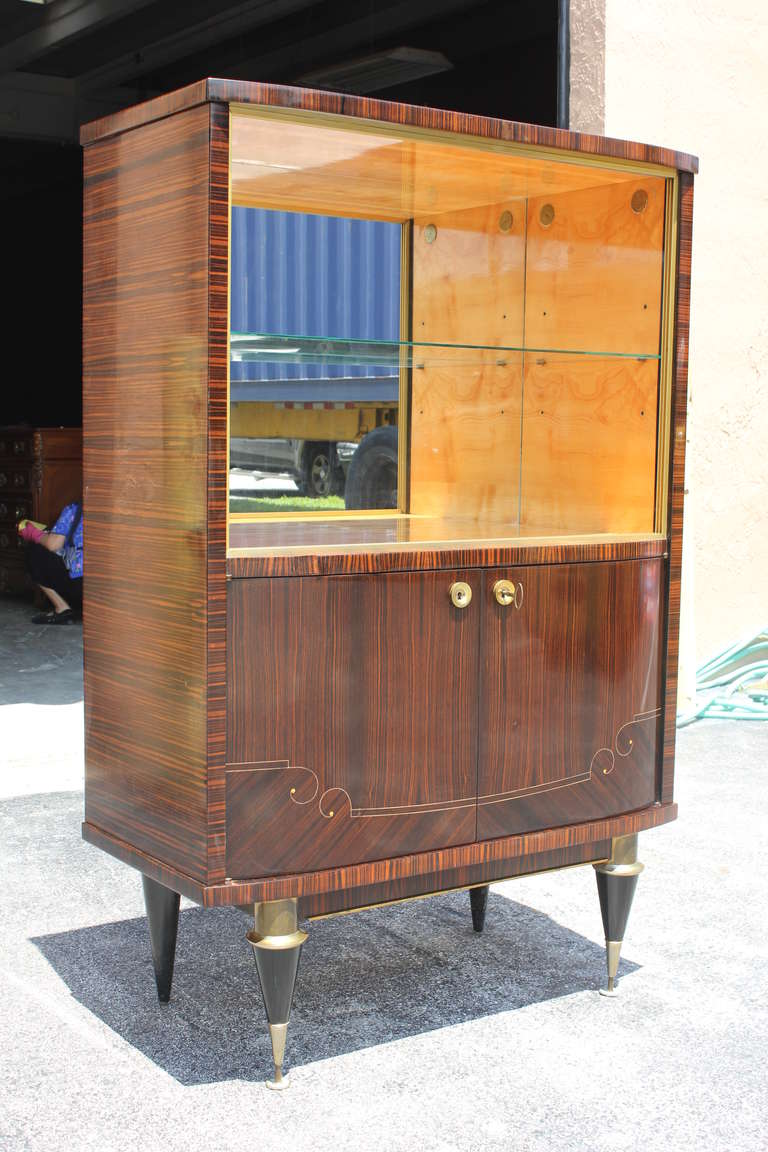 French Art Deco Exotic Macassar Ebony Dry Bar or Display Case, circa 1940s In Excellent Condition In Hialeah, FL