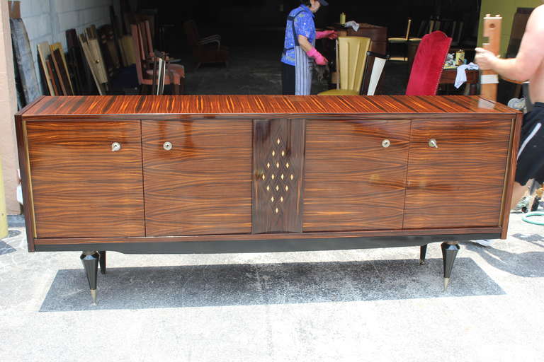 A French Art Deco exotic Macassar ebony buffet or sideboard, circa 1940s. Exotic inlay detail, finished interior. All keys present.