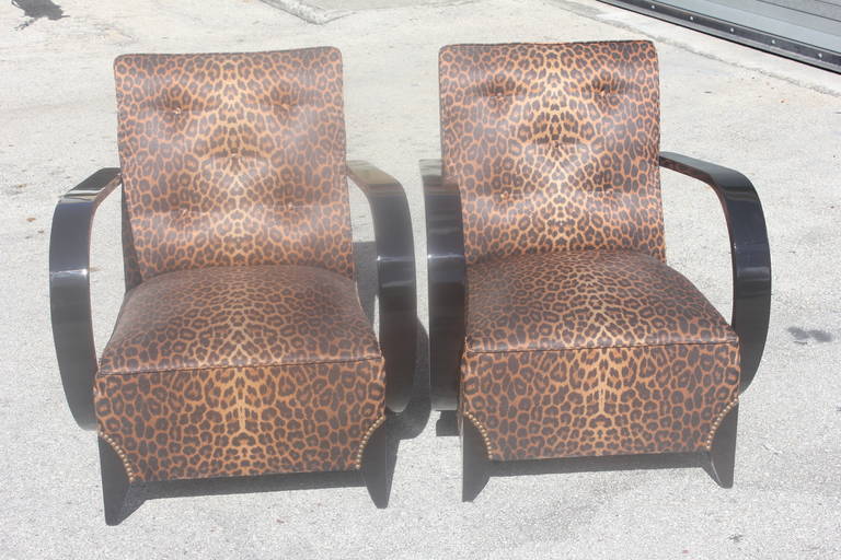 Coppia di sedie da club con bracci curvi in stile Art Deco francese, laccate in nero e con stampa leopardata