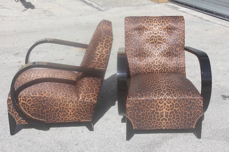 Mid-20th Century Pair of French Art Deco Black Lacquered Leopard Print Curved-Arm Club Chairs