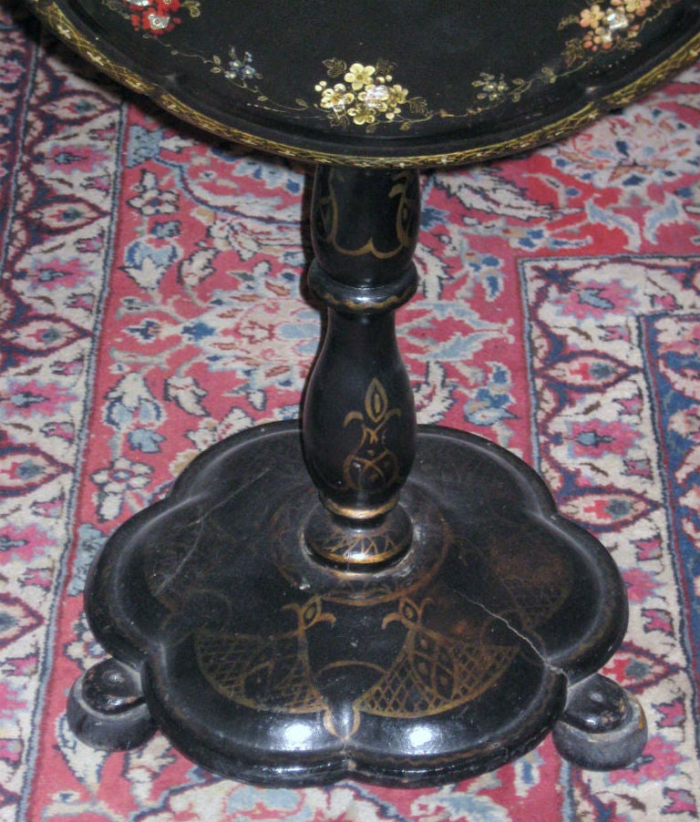 English Victorian Papier Mâché and Mother-of-Pearl Inlaid Tilt-Top Table In Good Condition For Sale In Miami, FL