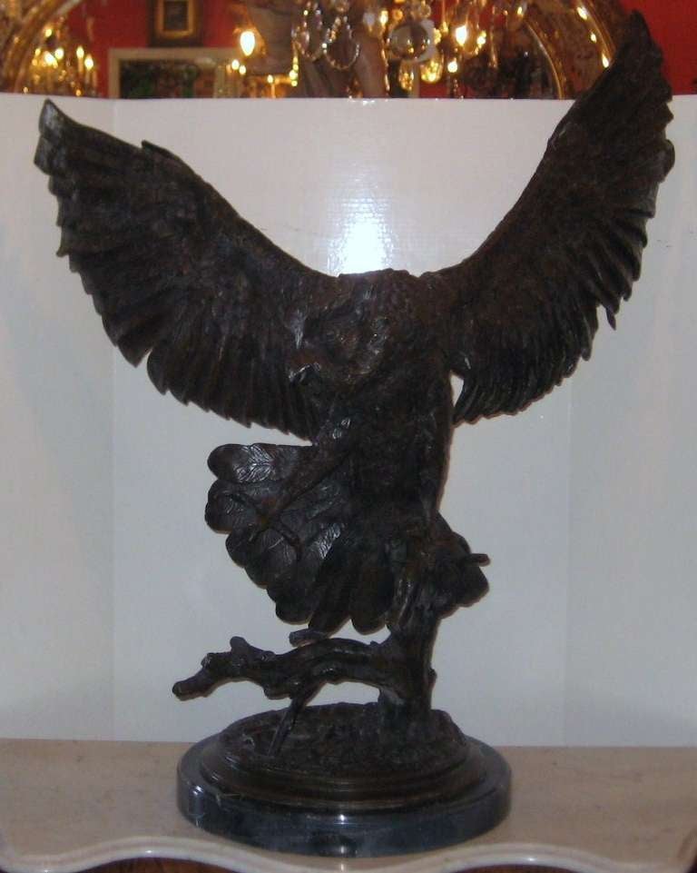After Jules Moigniez, French 1835-1894, bronze owl, signed in the cast: Moigniez on a black marble base. 

A nicely cast sculpture of an owl by the famous French Animalier artist Jules Moigniez, posthumously cast. 

Height: 36