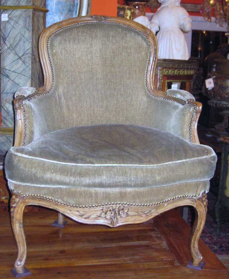 Pair of 18th Century Louis XV Carved Beechwood Bergeres In Good Condition For Sale In Miami, FL