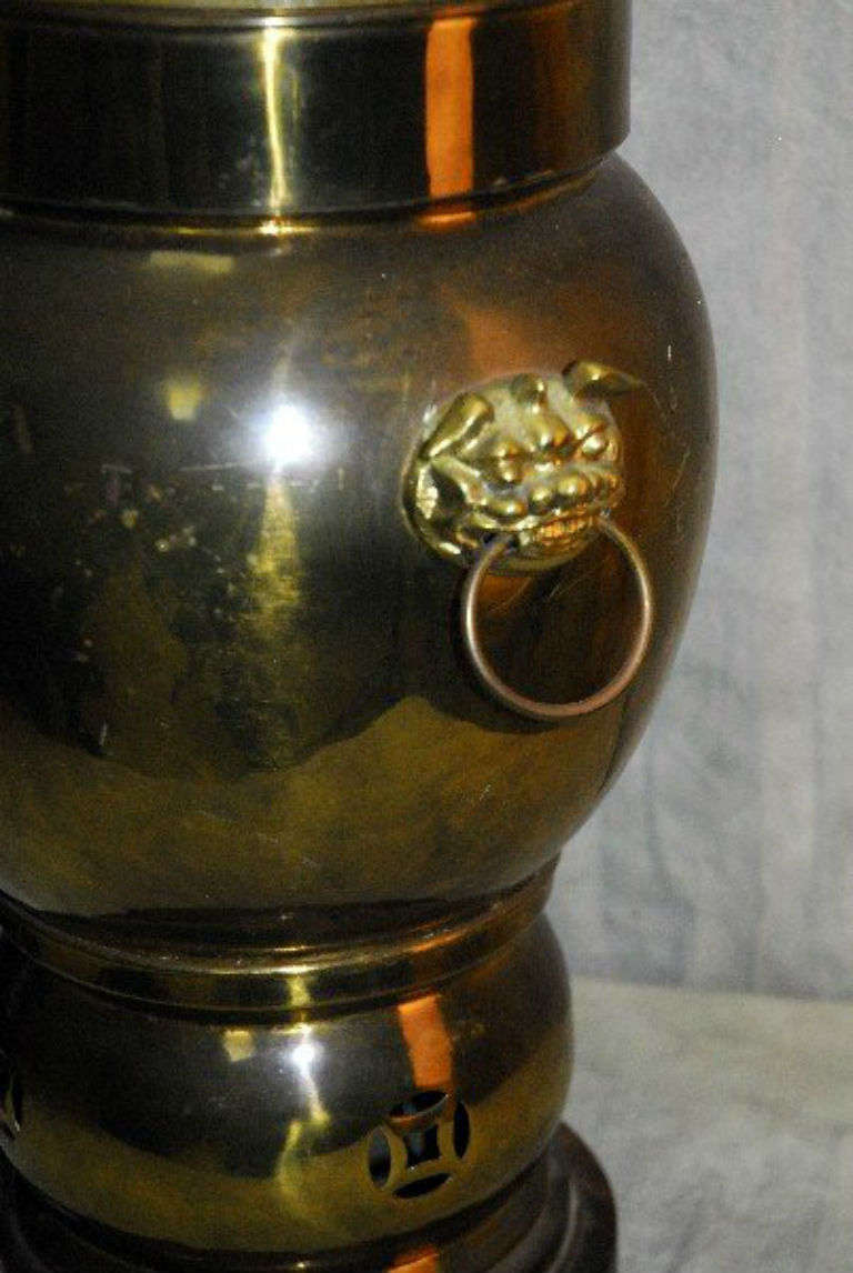 Pair of Chinese Brass Urns Mounted as Lamps In Good Condition For Sale In Miami, FL