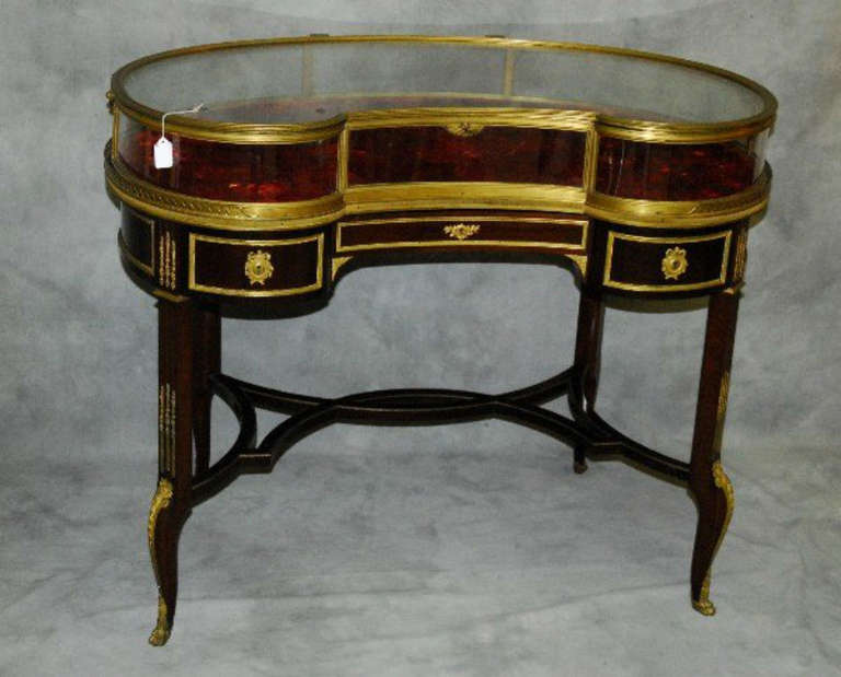 Linke quality Louis XV style three-drawer kidney shape vitrine or desk. The removable bronze framed vitrine above a conforming bronze-mounted mahogany three-drawer desk on long tapering legs with x-form stretcher support, all with crisply cast