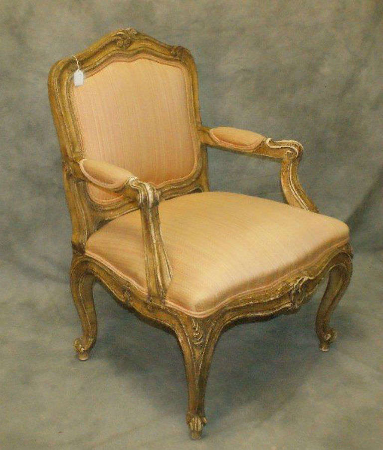 A beautiful single Louis XV French painted fauteuil. 

H:37