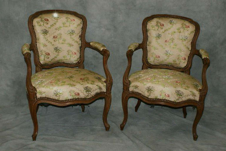 A nice pair French Louis XV carved fauteuils with peg construction. 

H: 34