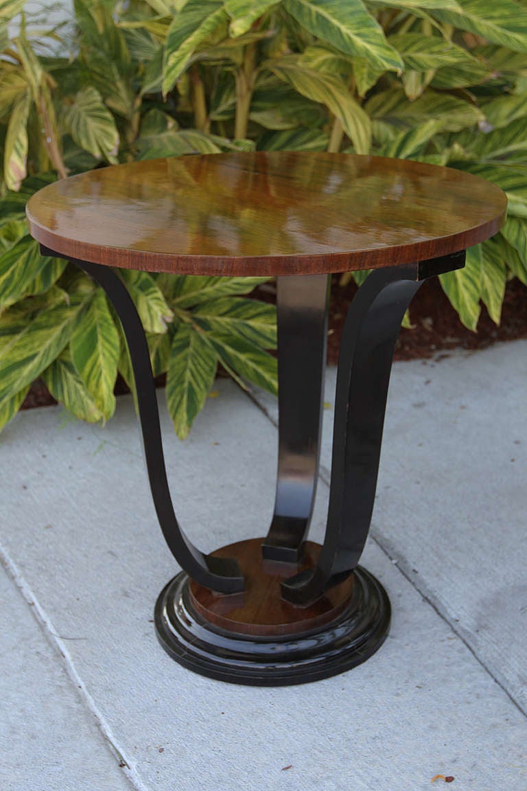MID-CENTURY FRENCH ART DECO ROUND SIDE TABLE WITH WALNUT VENEER TOP AND 