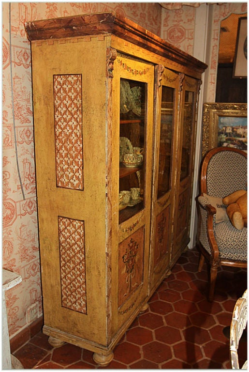 19th Century Italian Painted Vitrine with Flowers and Garlands In Good Condition For Sale In New Orleans, LA