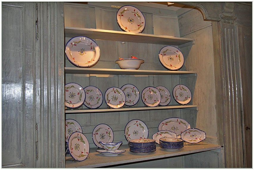 19TH CENTURY  46-PIECE SET FRENCH FAÏENCE, WITH 1 ROUND PLATTER, 1 OVAL PLATTER, 2 ROUND BOWLS, 1 SAUCE DISH, 1 VEGETABLE BOWL, 1 FRUIT COUPE, 2 SMALL HORS D'OEUVRES DISHES, 10 SMALL PLATES, & 27 DINNER PLATES.  FROM CHAROLLES CIRCA 1870.