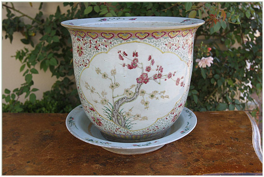 19TH CENTURY HAND PAINTED CHINESE FAMILLE ROSE JARDINIÈRE, CIRCA 1840.<br />
JARDINIÈRE  H 12