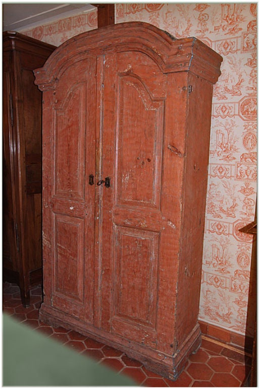 EARLY 18TH CENTURY SWEDISH RED PAINTED ARMOIRE WITH 4 SHELVES AND ONE KEY, CIRCA 1700.<br />
H 78½