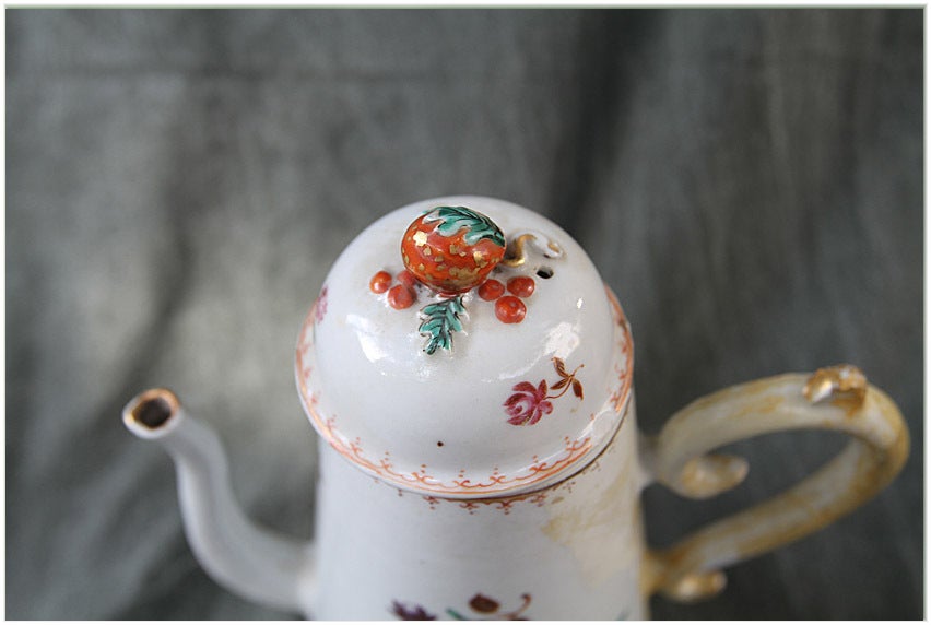 Hand Painted Chinese Porcelain Chocolate Pot For Sale 1