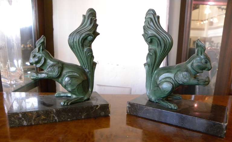 Very realistic country squirrels in a natural posture eating nuts. Nice petite bronze quality squirrel bookends on marble base. Beautiful original patina.
Bookends, made in France.
Measurements:

5.25