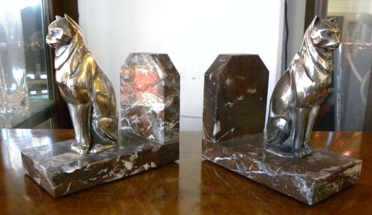 Very interesting cubist style cat bookends.  Nice Nickel finished over metal with a stoic posture, overlooking your world. Made in France circa 1930's with nice marble base.

Measurements:

5.25