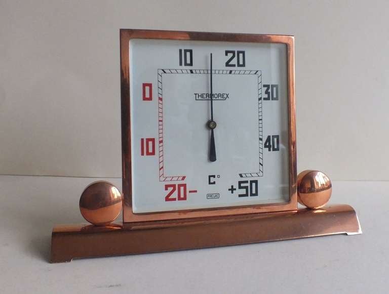 Sehr cooles Art Deco Thermometer, sofort einsatzbereit, auch für die heißesten Tage. Dieses wunderbare französische Stück in originaler Kupferausführung ist in hervorragendem Zustand.
Das weiße Zifferblatt mit sehr stilisierten Deko-Zahlen, die von