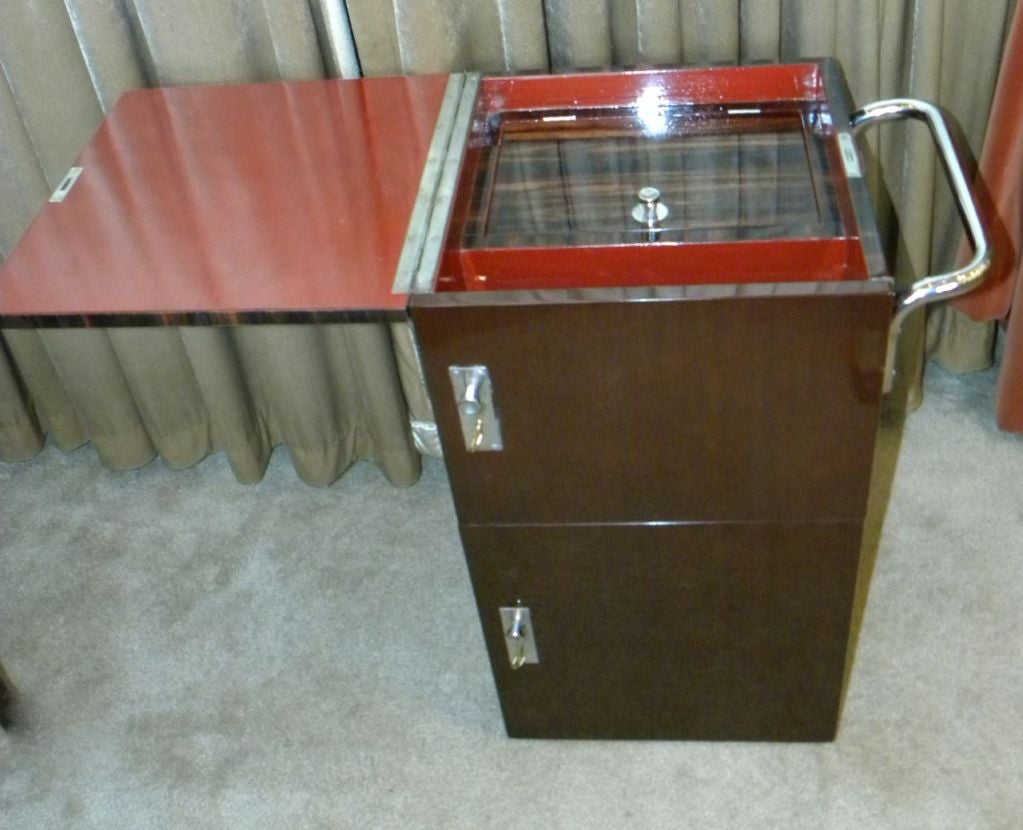 Modernist Bauhaus style petit bar