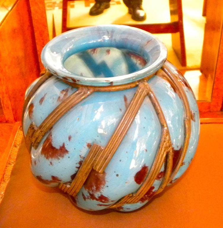 Art déco Vase d'origine en verre bleu tacheté avec fer de style Lorraine en vente