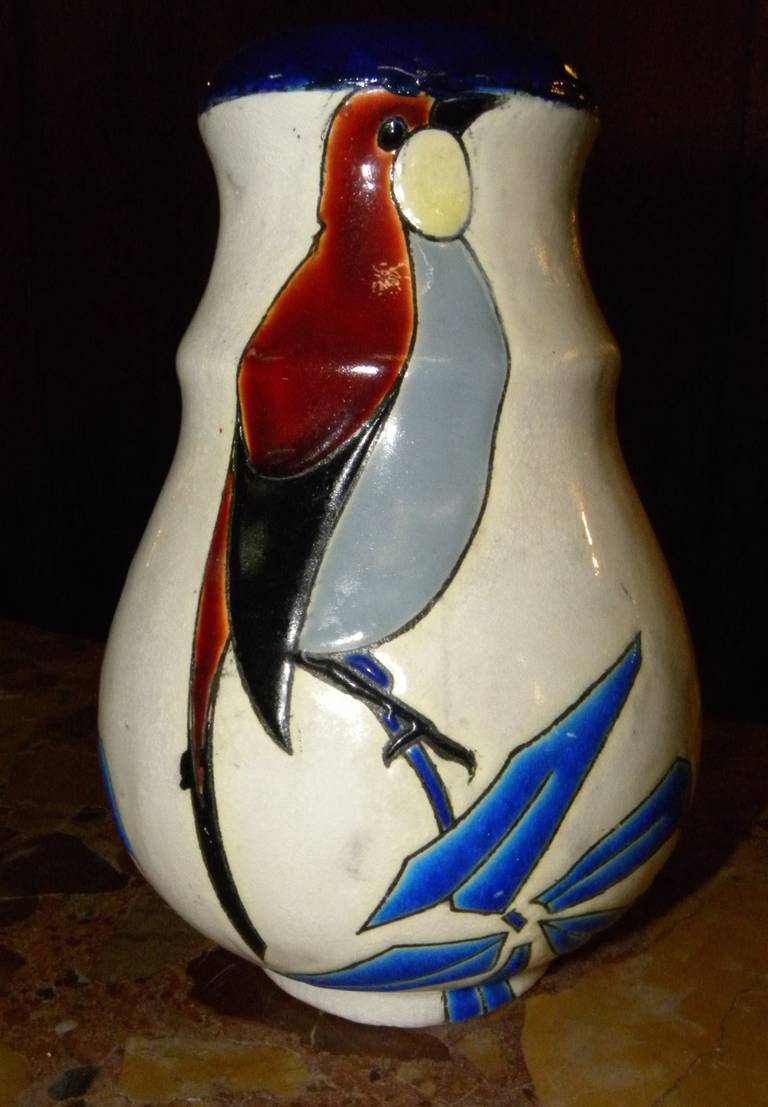 Vase aus der Ära Catteau mit Vogel. Jedes Stück, das ein Tier abbildet, ist sehr begehrt. Dies war eine großartige Epoche für dekorative Keramik, und die Cloisonné-Keramik von Boch aus diesem Unternehmen hat eine große Tiefe, Ausführung und