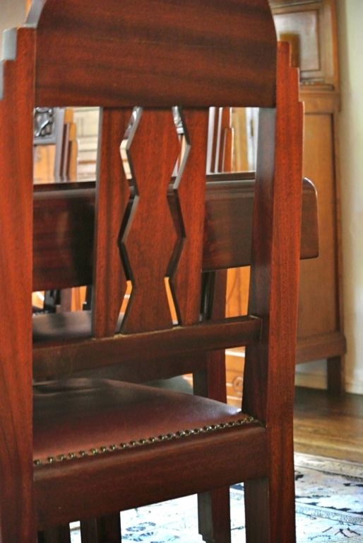 Table de salle à manger Art Déco française unique sculptée avec chaises Bon état - En vente à Oakland, CA